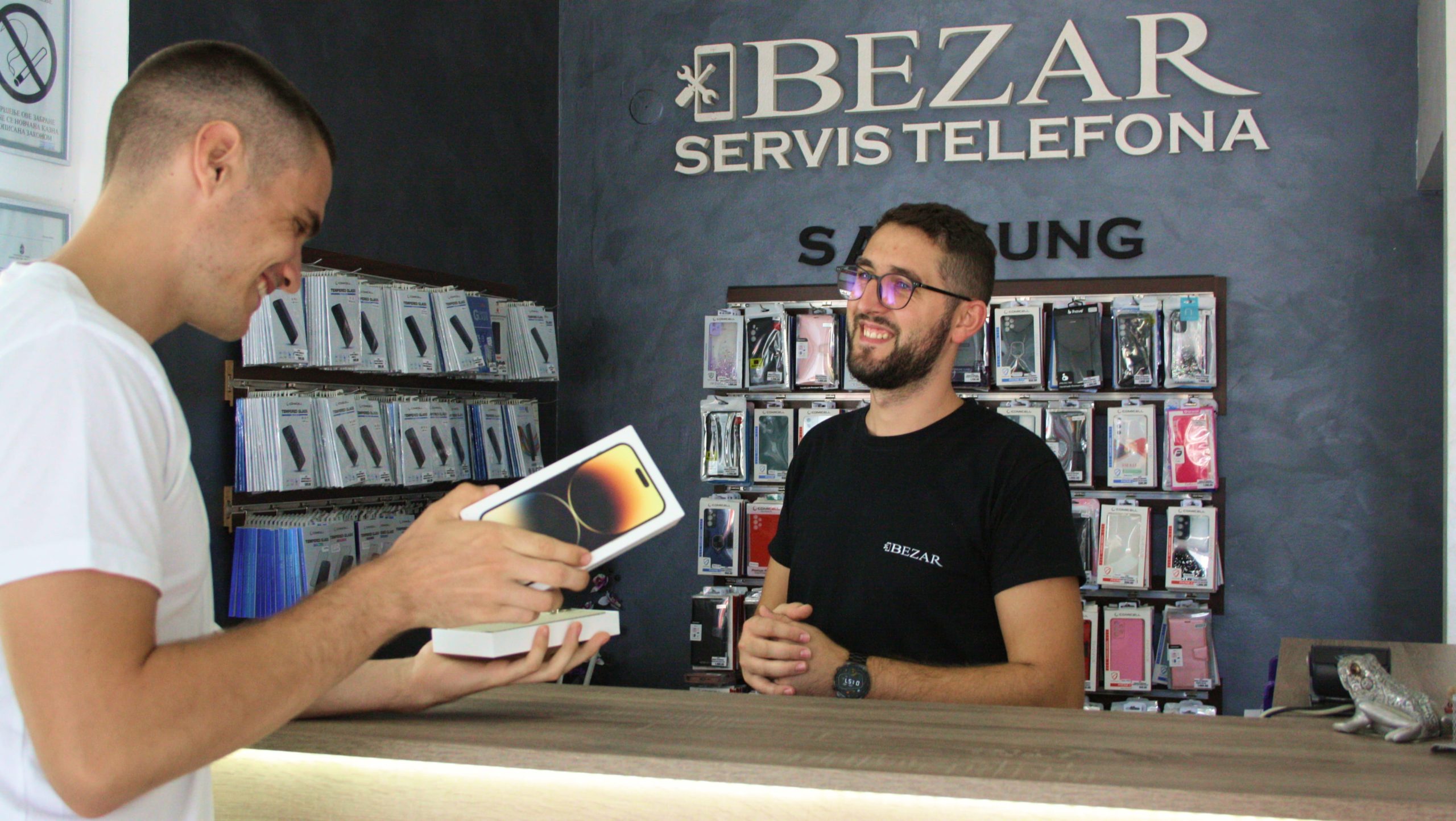 Srećan kupac novog telefona